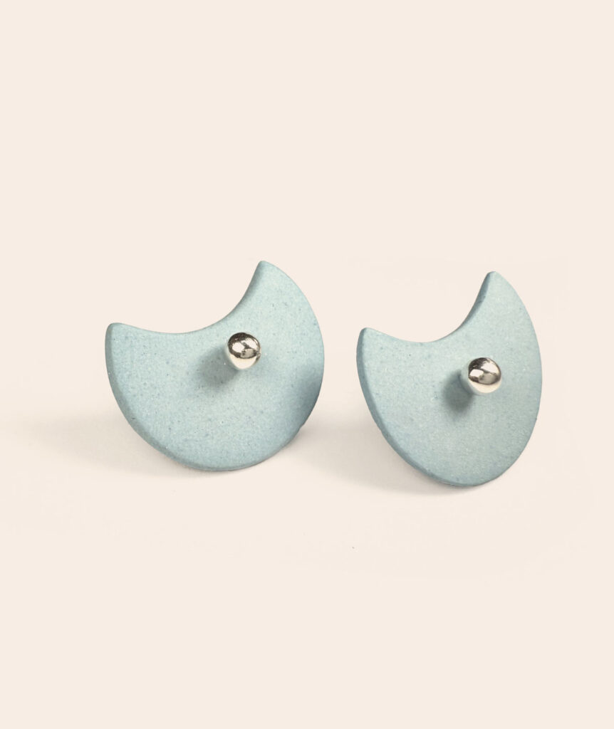 pendientes de cerámica color azul hielo con bolita de plata
