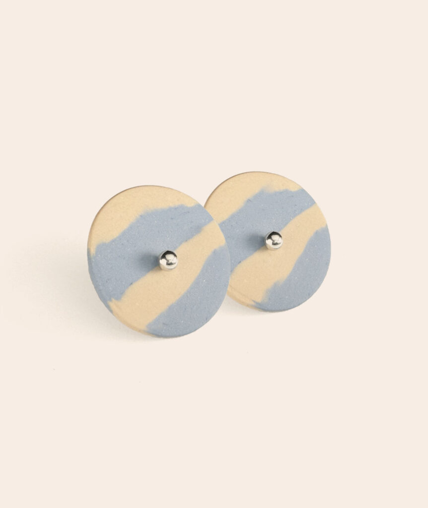 Pendientes porcelana azul hielo y crudo con bolita de plata