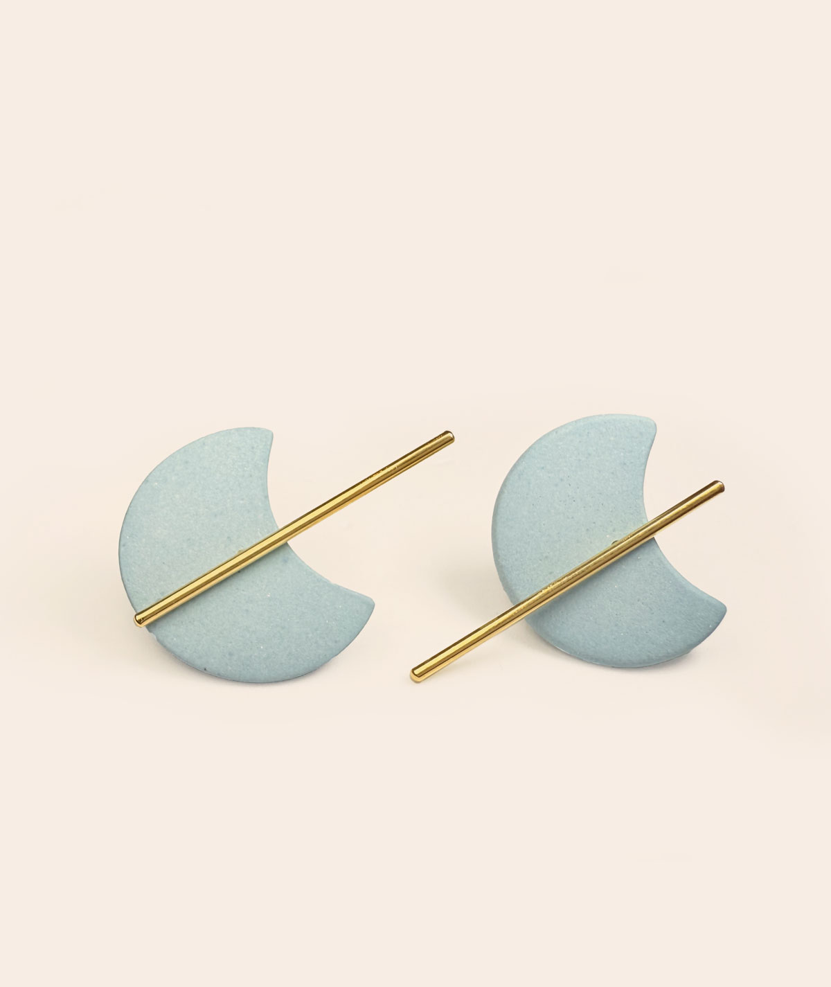 pendientes porcelana color azul hielo y barra chapada oro