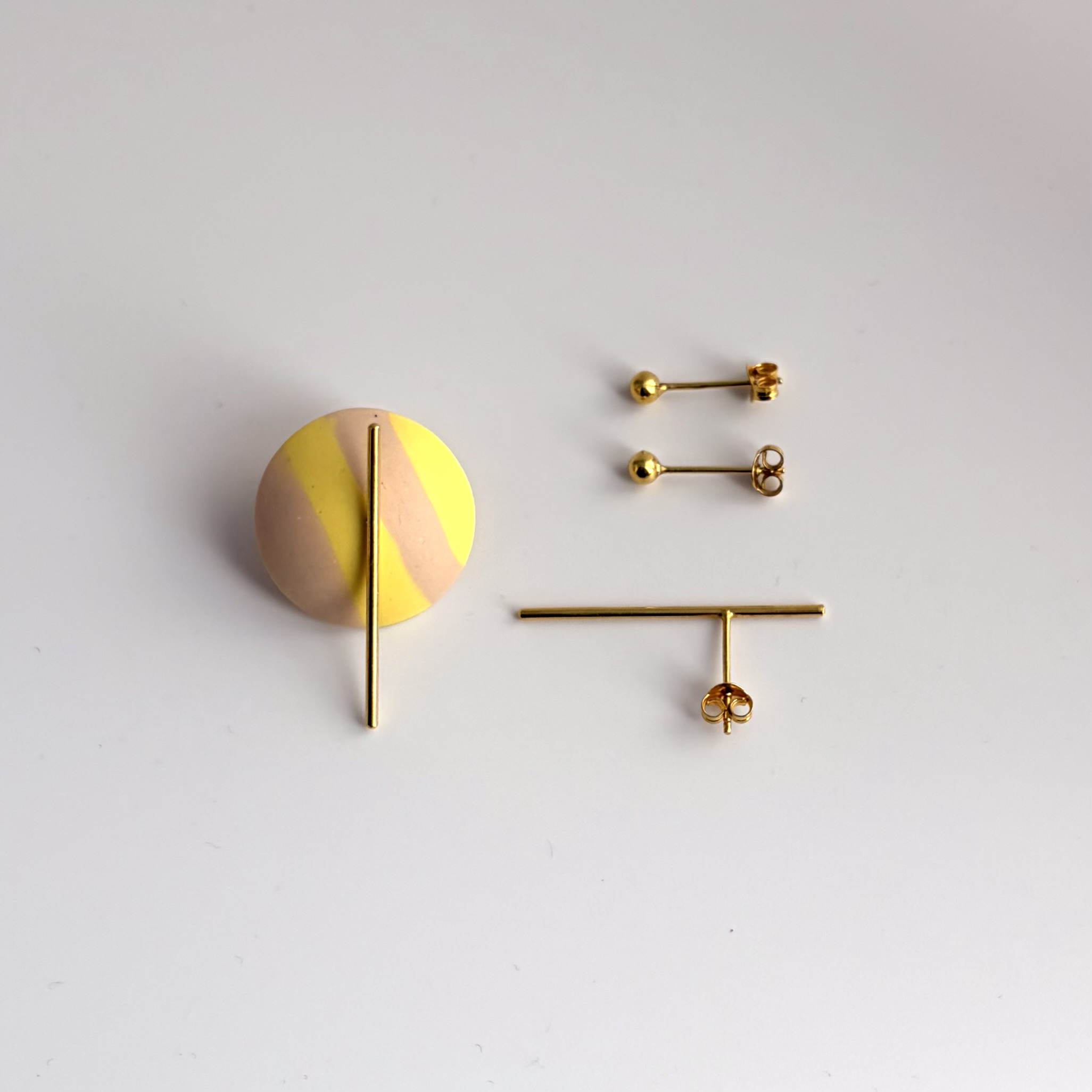 SET DOT. Porcelain. Lemon-cream. Gold. Asymmetric.